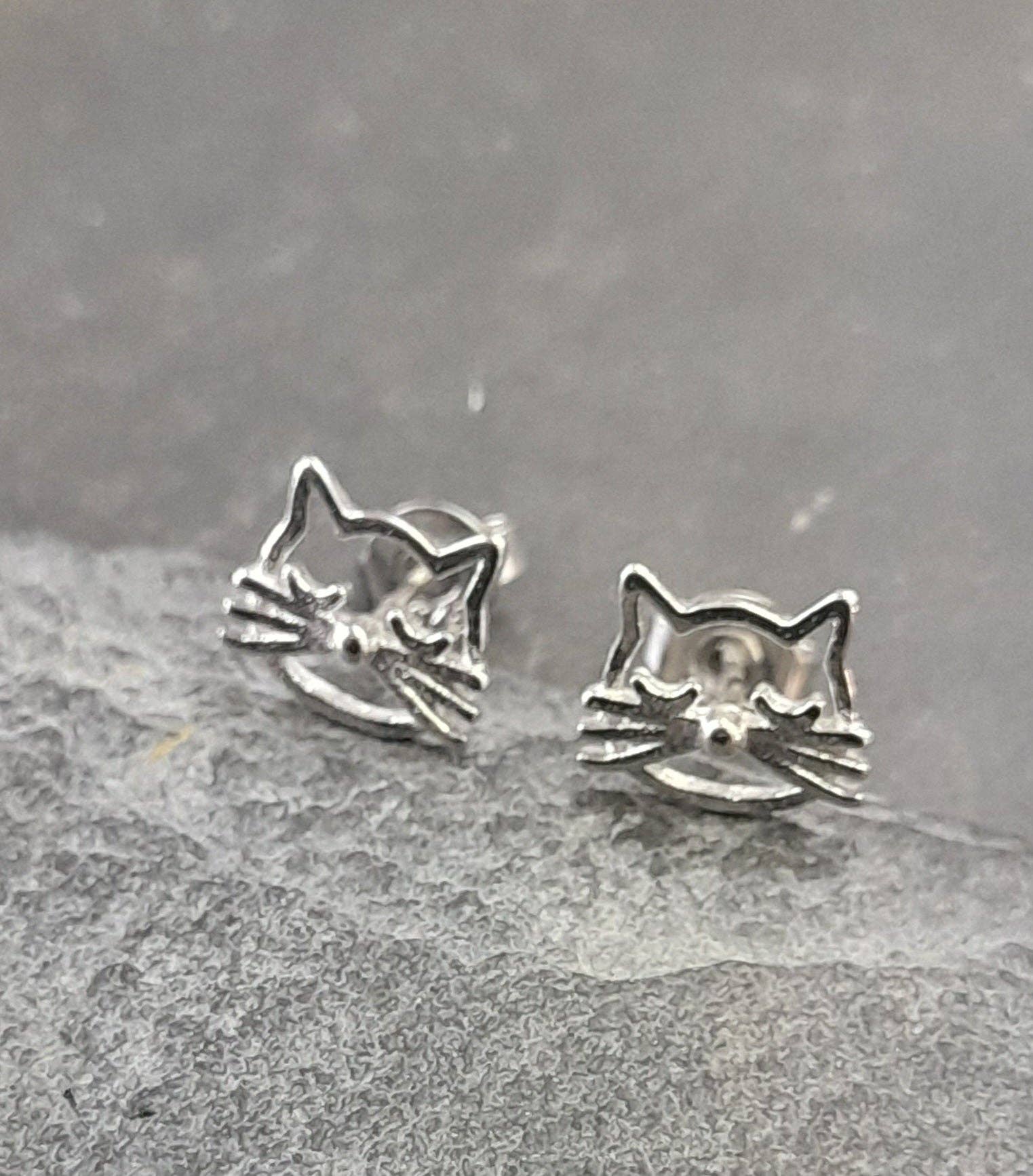 SS811B - OUTLINE CAT SILVER PLATE 9X8MM