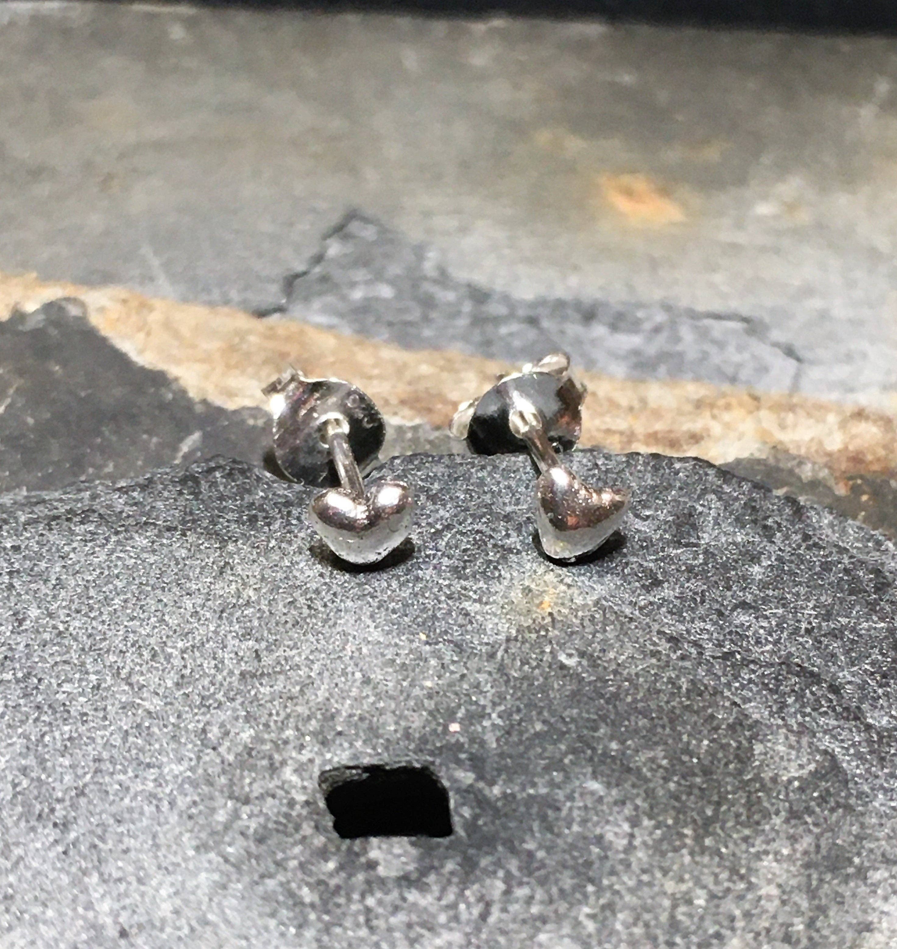 SMALL PUFFED HEART STUD EARRINGS 3MM