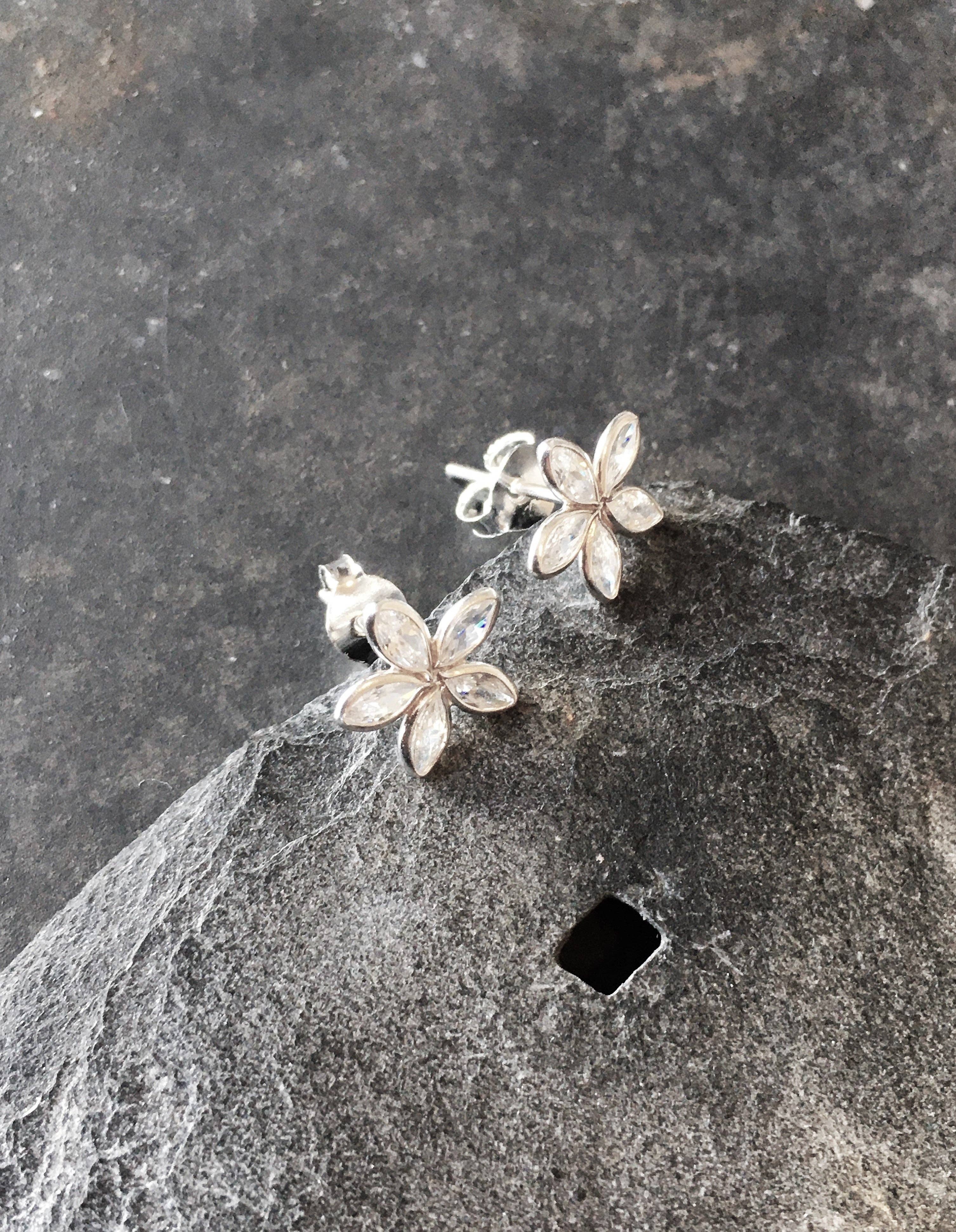 SS459B - 5 PETAL CZ FLOWER STUD 10MM DIA