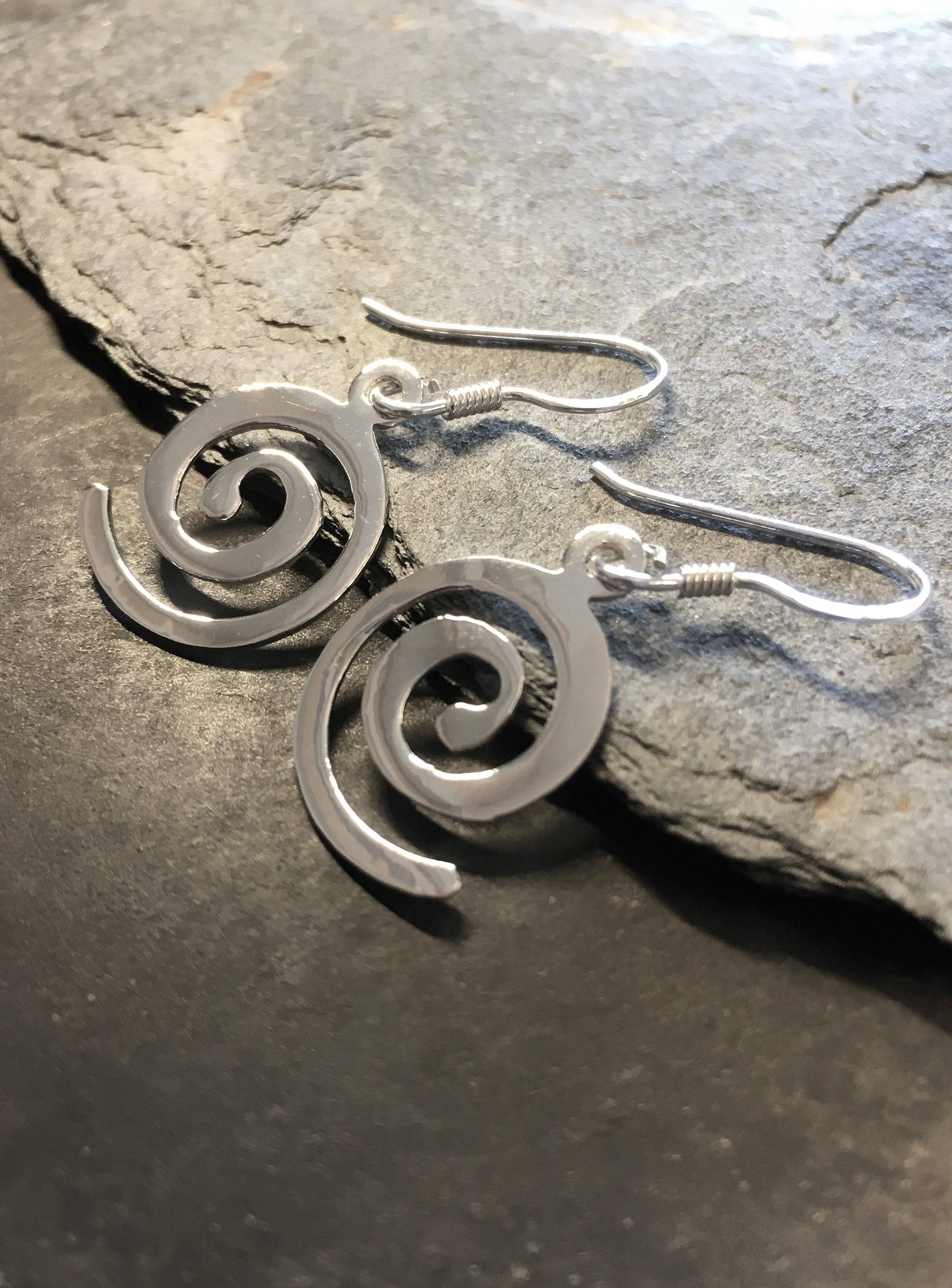 SE377B - SILVER SWIRL EARRING 19MM DROP