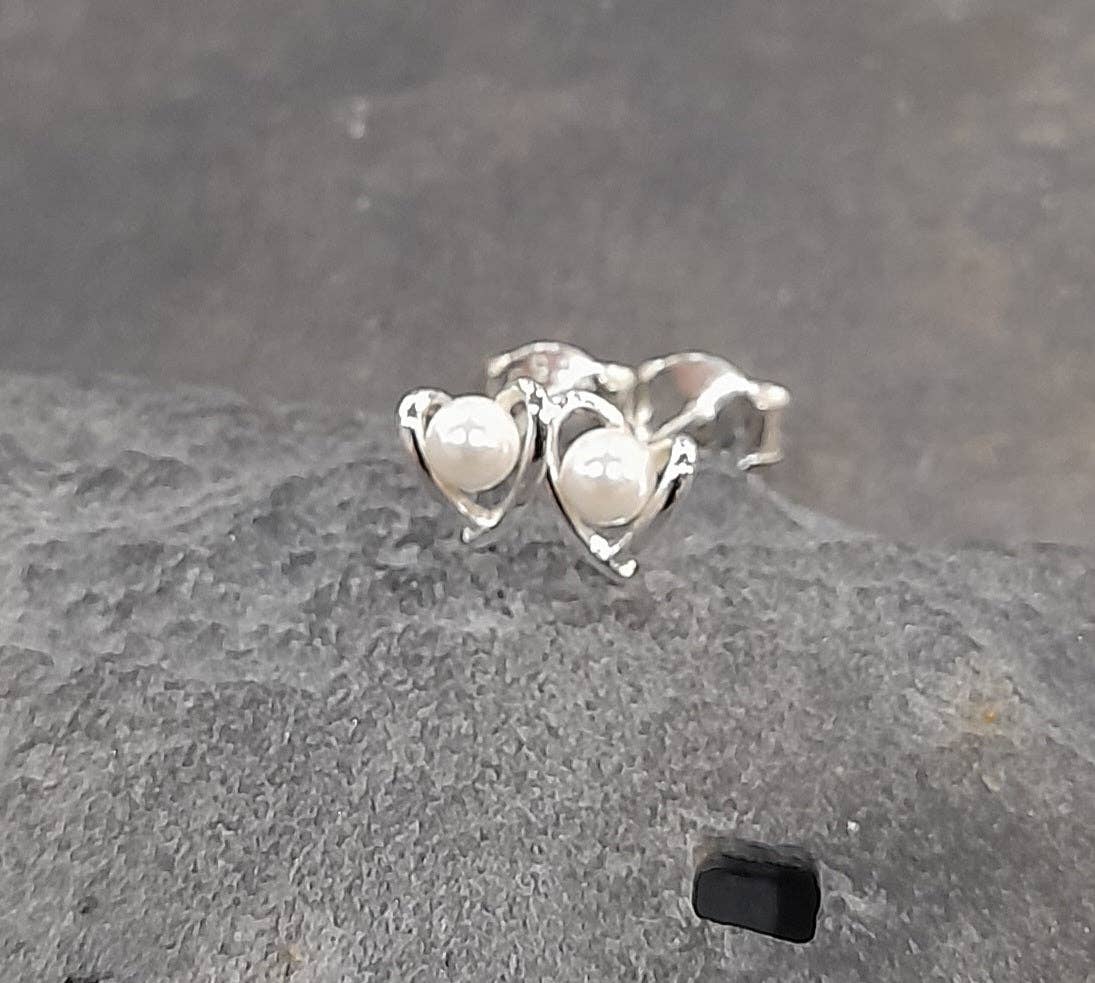 WIRE HEART WITH PEARL STUD EARRINGS 5MM