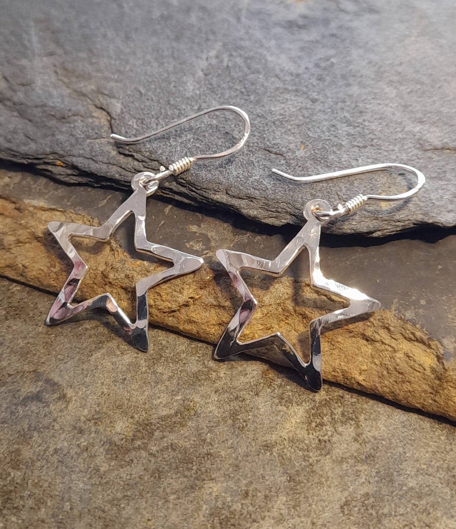 OUTLINE HAMMERED STAR EARRINGS 18MM