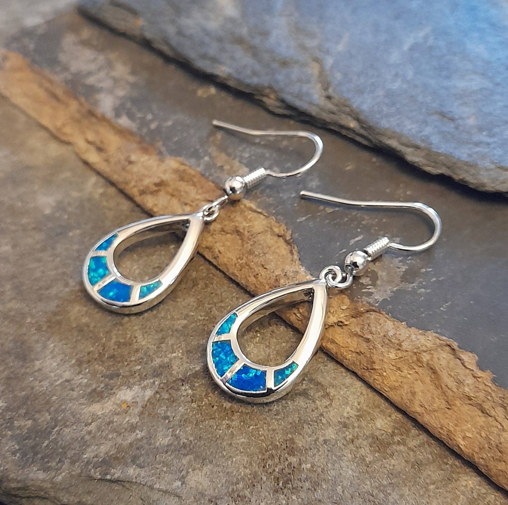 SE545B - TEARDROP BLUE SYN/OPAL E/R S/PLATE 18MM