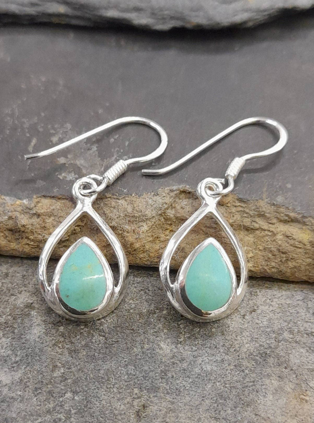 GREEN HOWLITE OUTLINE TEARDROP E/R 13X10M