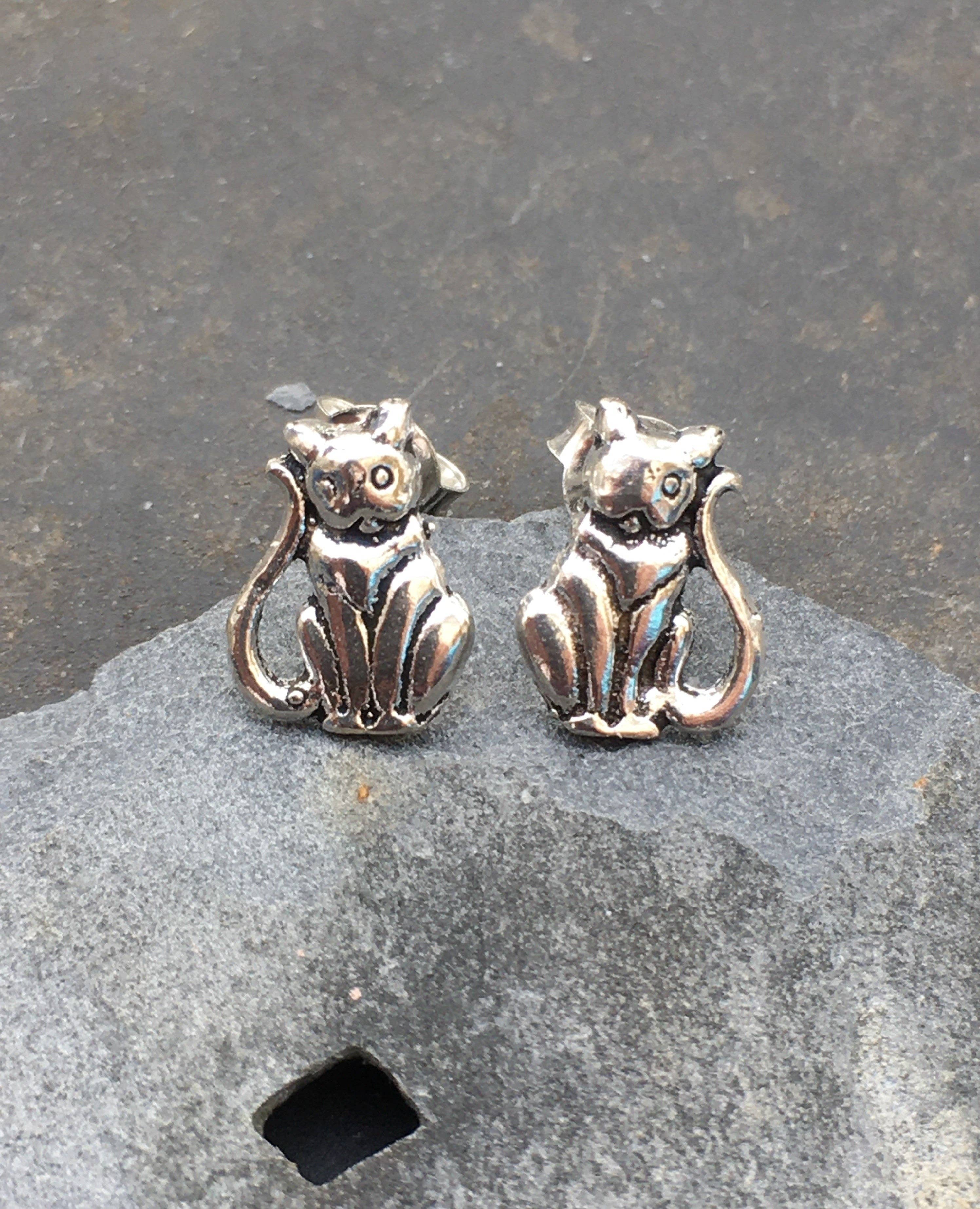 Blue Lily 925 - SITTING CAT STUD