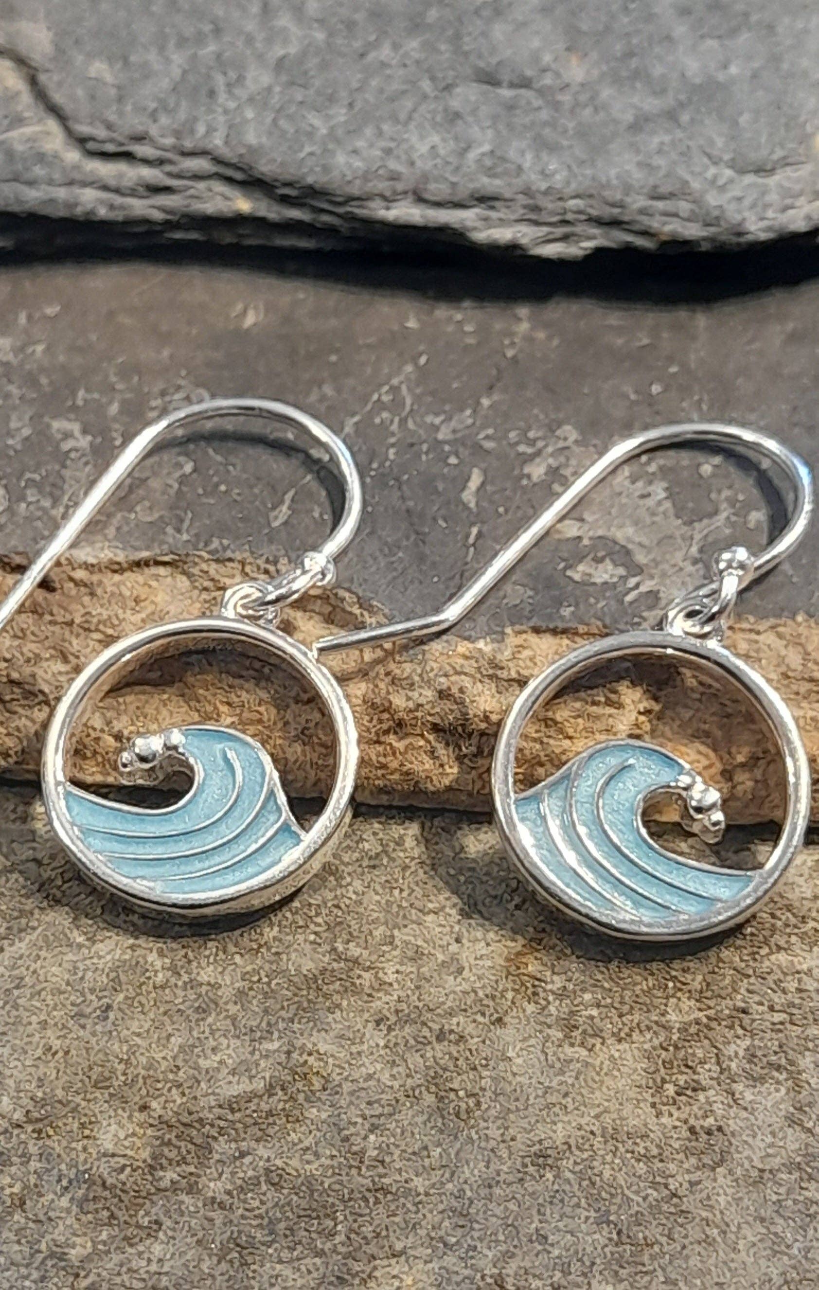 SE537B - 12MM BLUE RESIN WAVE EARRING