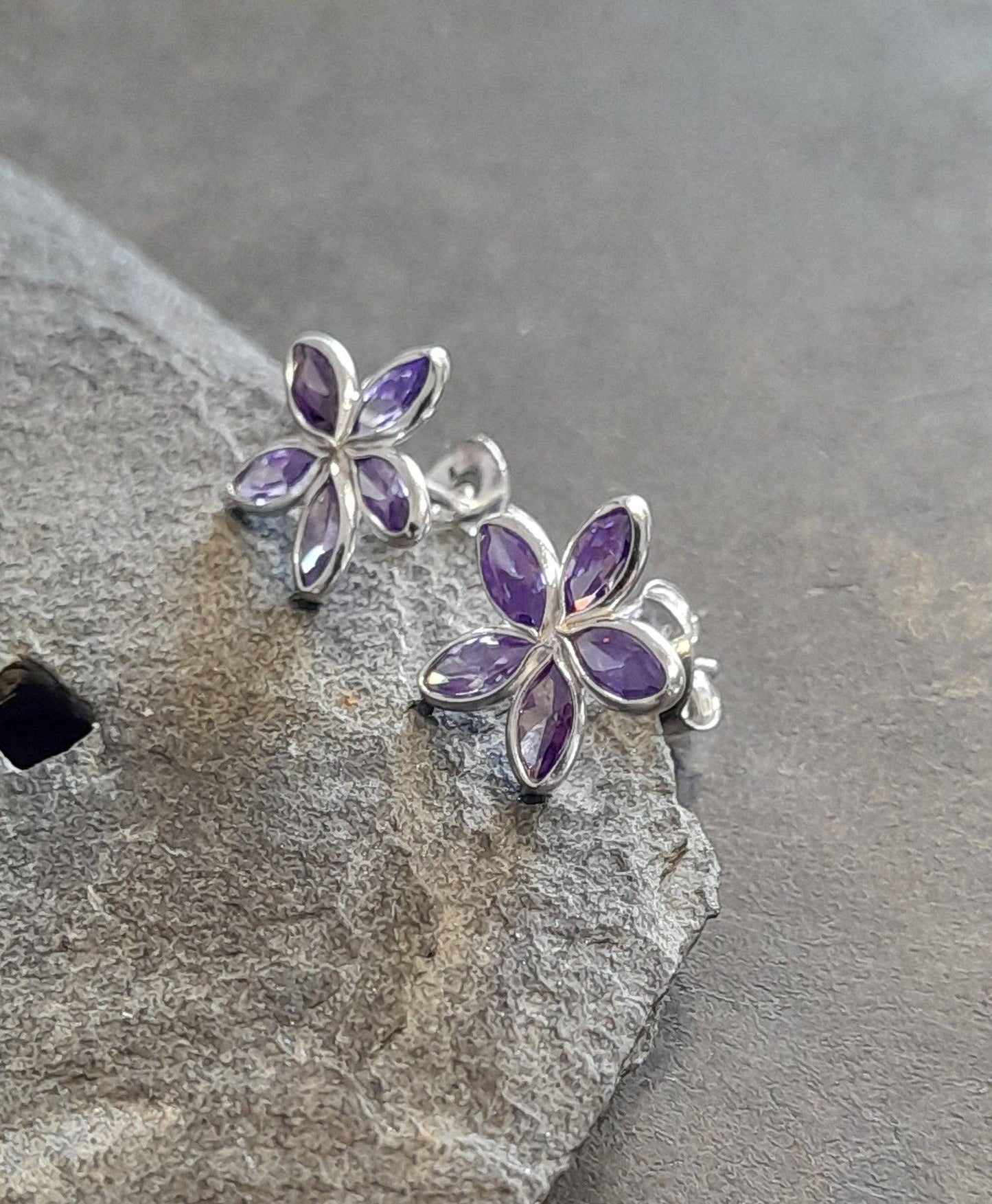 Blue Lily 925 - 5 PETAL PURPLE CZ FLOWER STUD 10MM