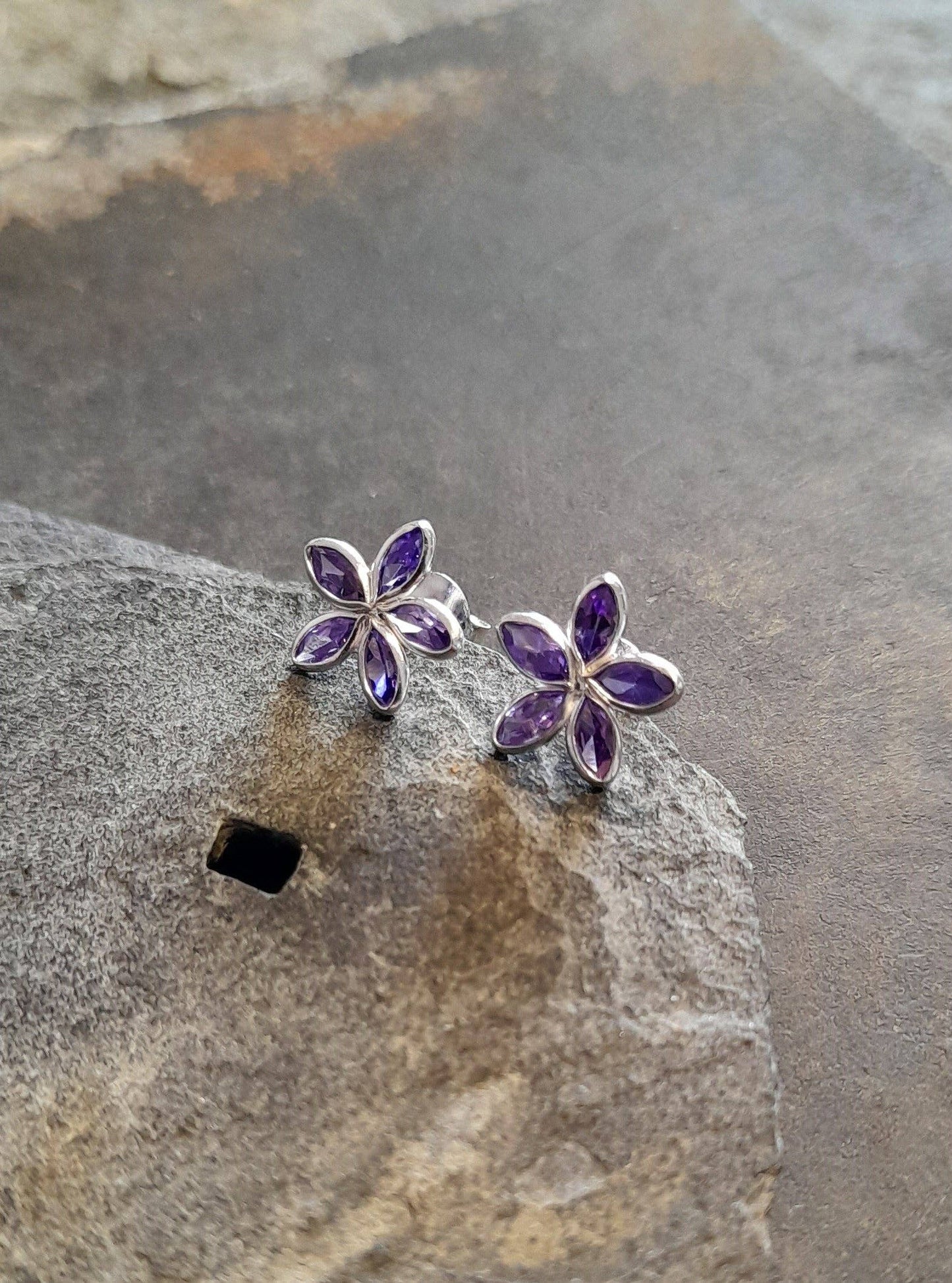 Blue Lily 925 - 5 PETAL PURPLE CZ FLOWER STUD 10MM